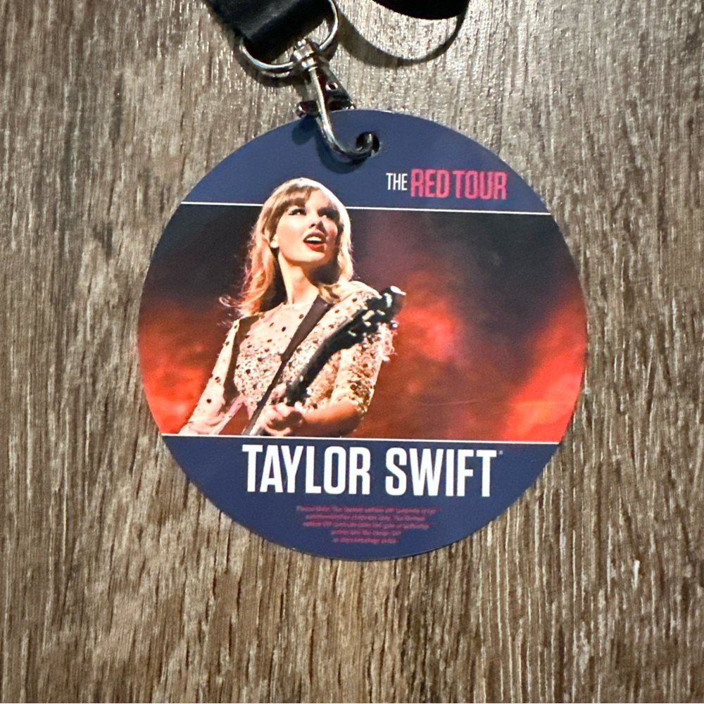 Taylor Swift VIP Pass Bundle - Picture 4 of 9